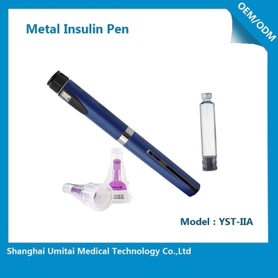 Un petit stylo à insuline à batterie avec une aiguille fine